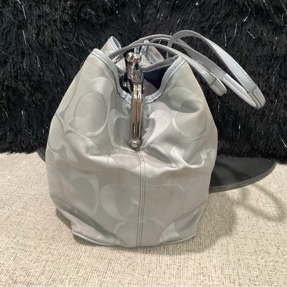 Coach kisslock shoulder bag in gray canvas monogram with silver hardware - Picture 3 of 9